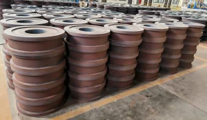 Più ruote ferroviarie a doppia flangia immagazzinate in un'officina