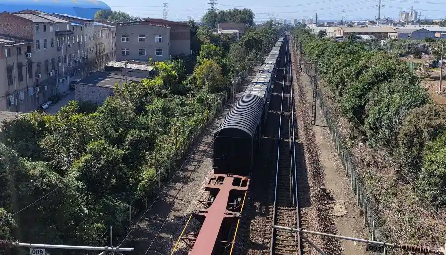Mining Railway Components: What You Need and 1 Rail Components for Mining Railways Alt text: Heavy-haul mining railway carrying loaded ore wagons on curved railway tracks.